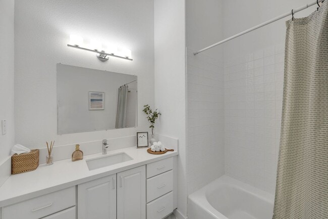 Building Photo - Spacious Upcountry Townhome with Ocean Vie...