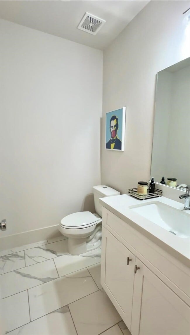 Building Photo - 1216 W 21st St