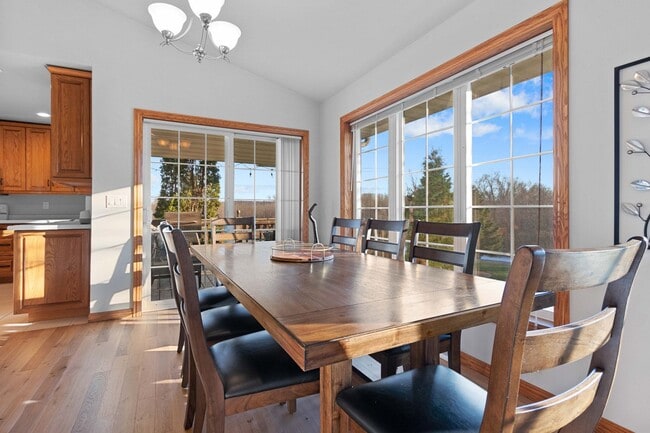 Building Photo - River Point Court Duplex