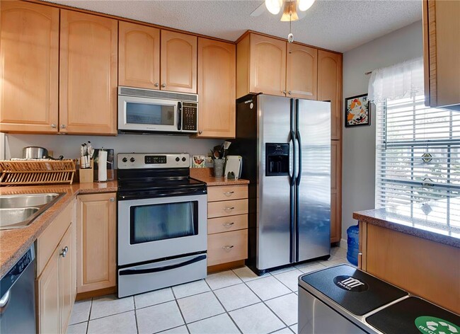 Building Photo - 333 Bay Pl