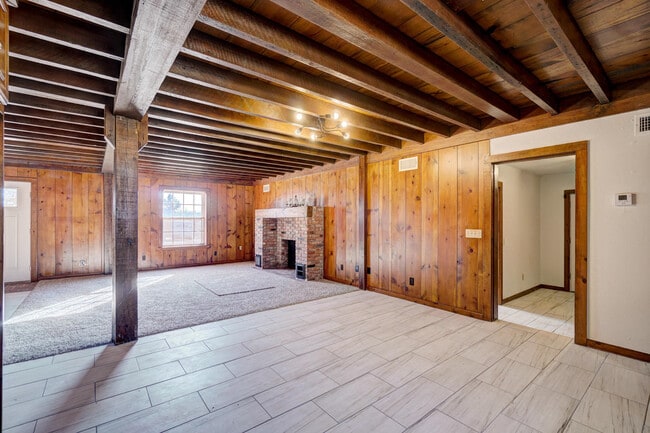 Building Photo - Beautiful 2 bed Ranch style home on 5 acres!