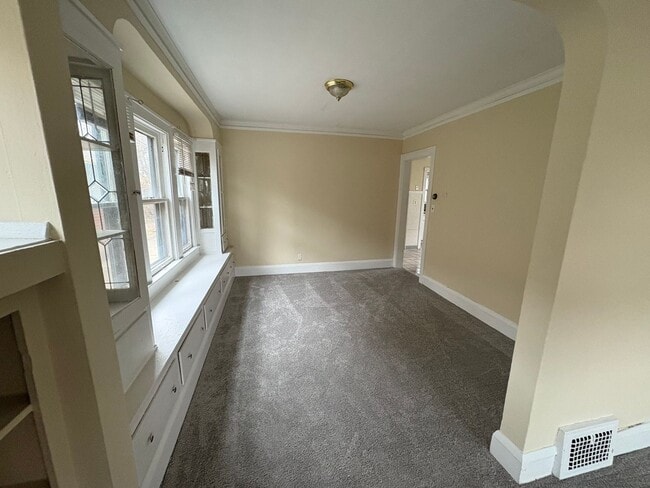 Building Photo - 11110 Vernon Ave