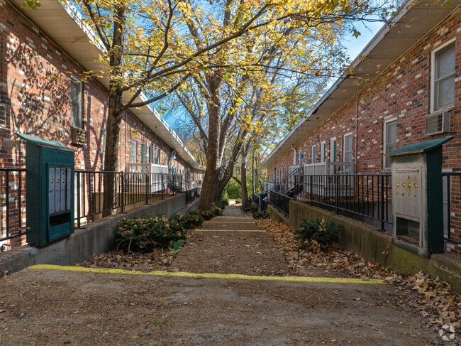 Building Photo - Laclede Forest Apartments