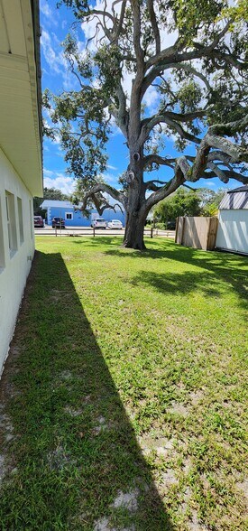 Building Photo - 1576 Avocado Ave