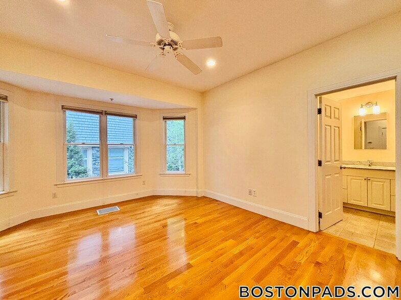 Building Photo - 10 Selkirk Rd