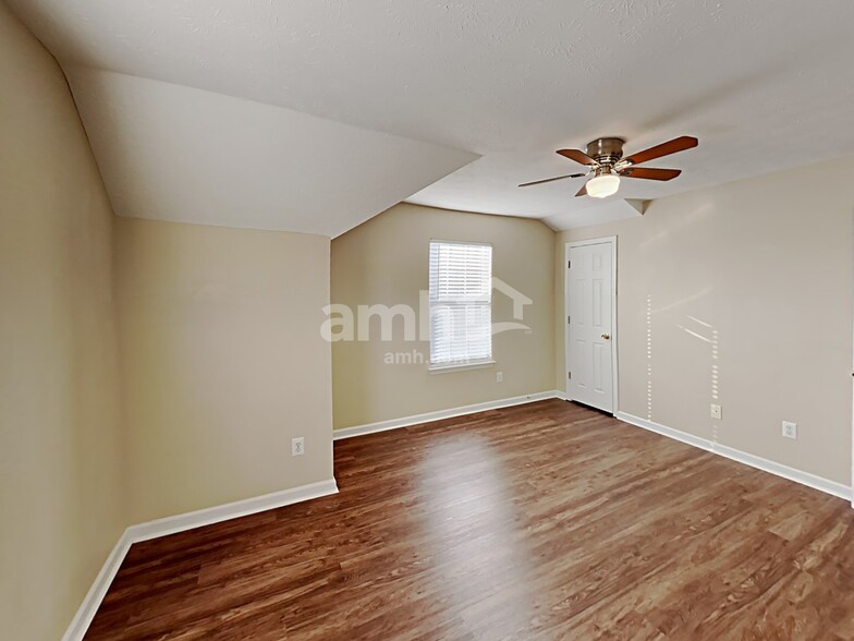 Building Photo - 2607 Lake Park Bnd