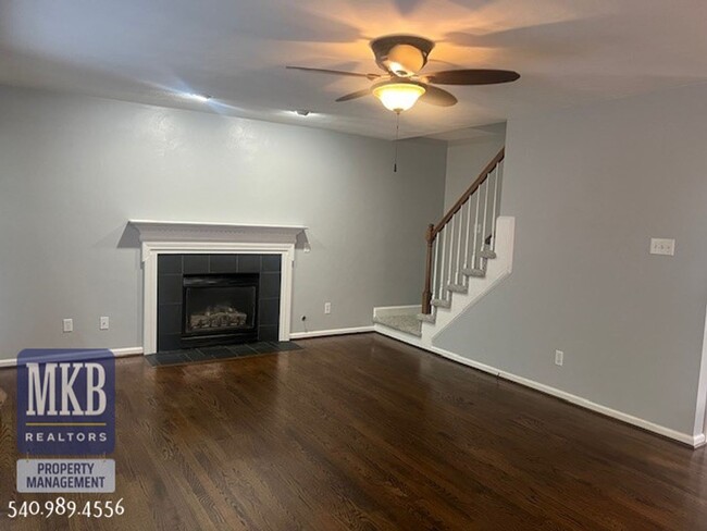 Building Photo - Luxurious 4 Bd/3.5Ba home located in The G...