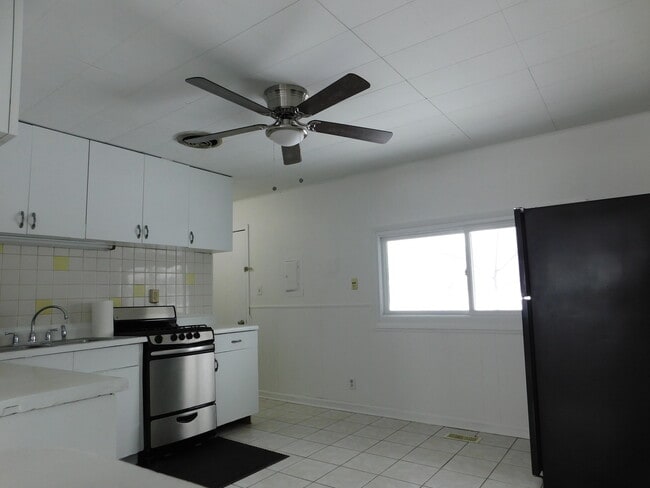 Building Photo - 33 Hawthorne Ln