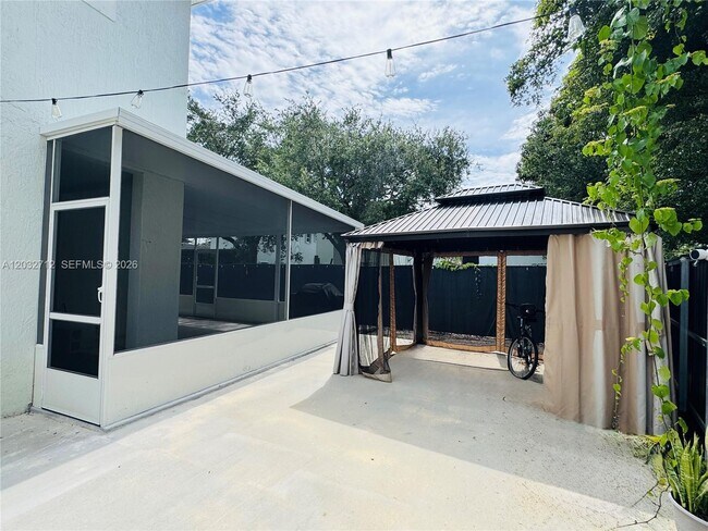 Building Photo - 363 NE 35th Ter