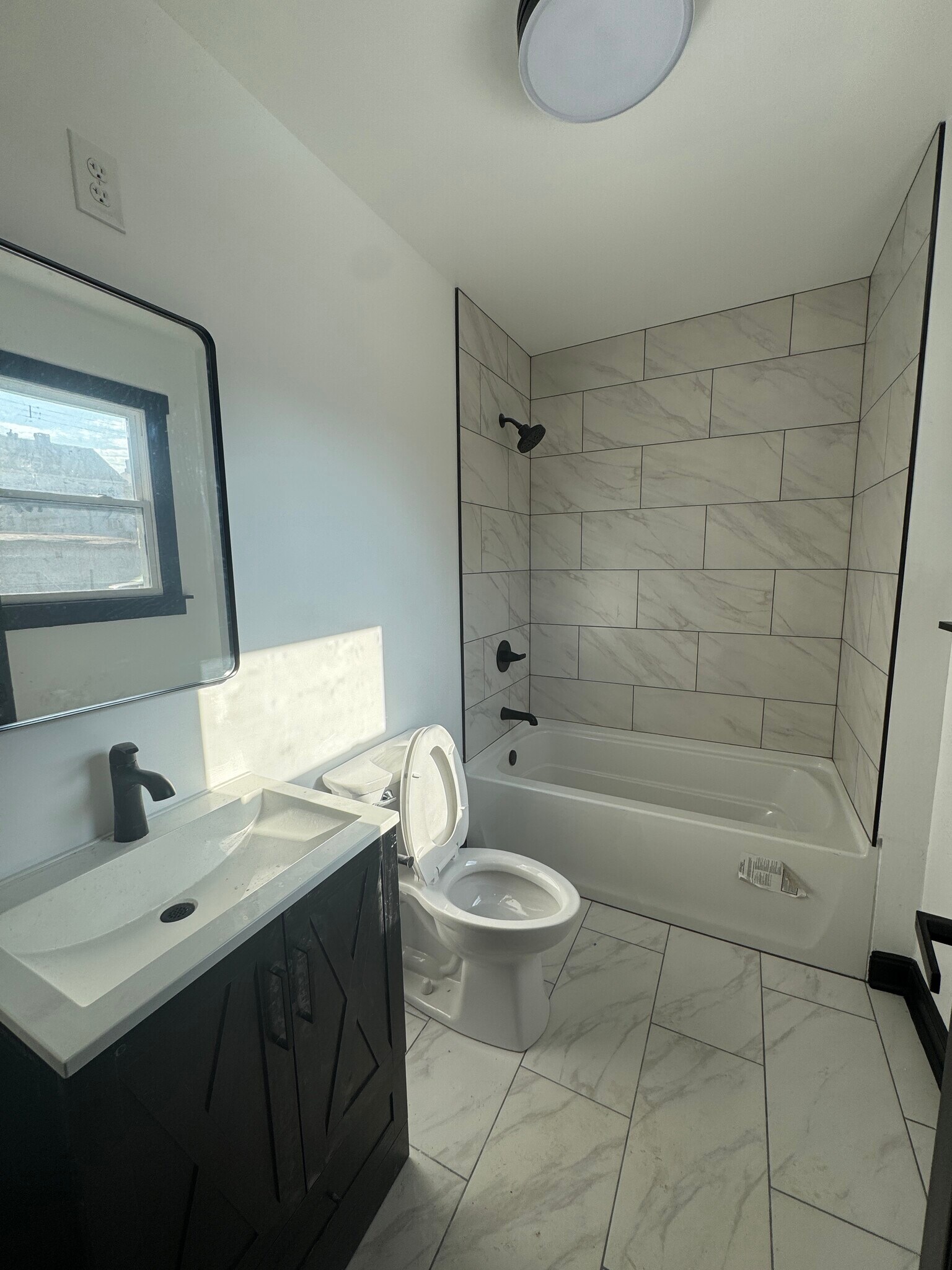 Building Photo - 226 E 16th Ave