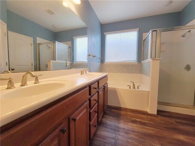 Building Photo - 4601 Rolling Water Dr