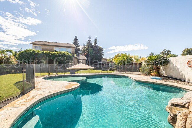 Building Photo - 4 Bedroom/3 Bath Home with Solar, Pool and...