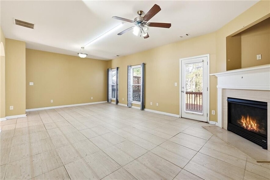 Building Photo - 6199 Thorncrest Dr