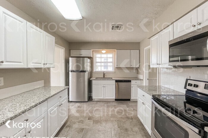 Building Photo - 2073 Edinburgh Dr