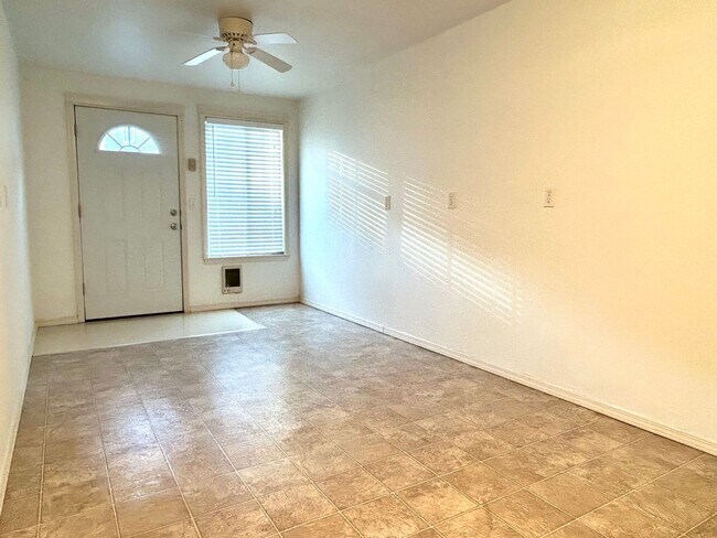 Building Photo - Beautiful Three Bedroom Townhome
