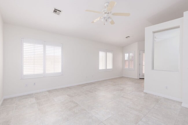 Building Photo - 3-bedroom 2-bathroom town house with a double car garage, freshly painted and new carpet.