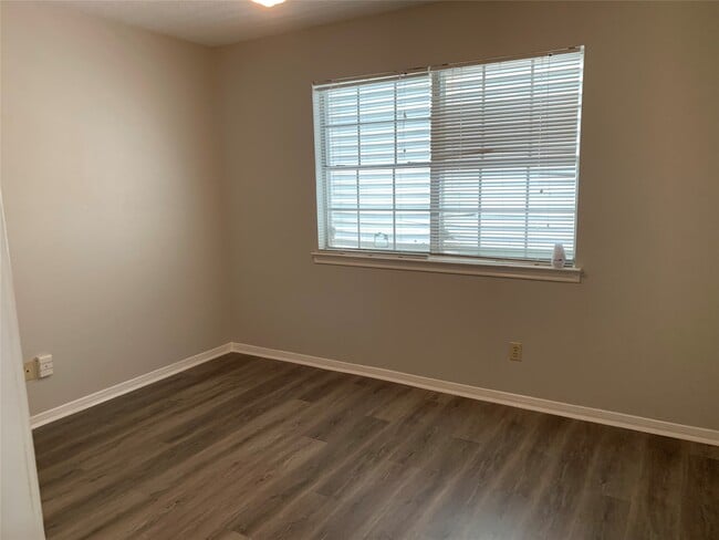 Building Photo - 585 Warsaw Dr