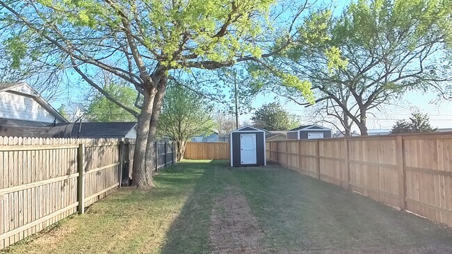 Building Photo - 507 W Fort Worth St