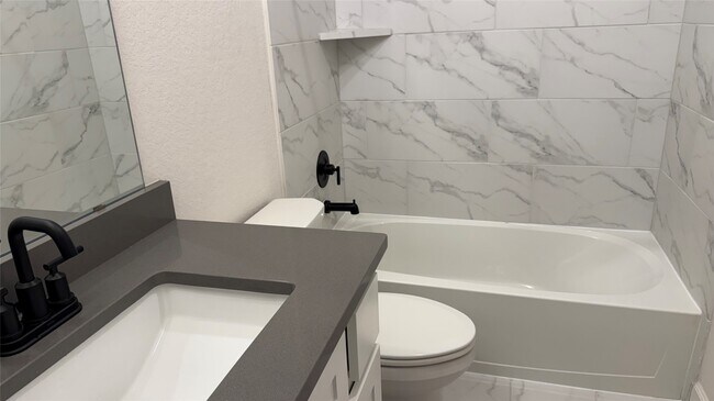 Building Photo - 215 Amaranth Wy