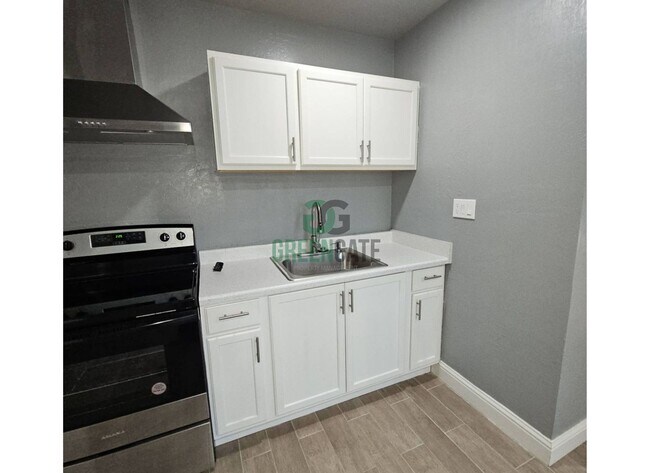 Building Photo - 3000 Carver Rd