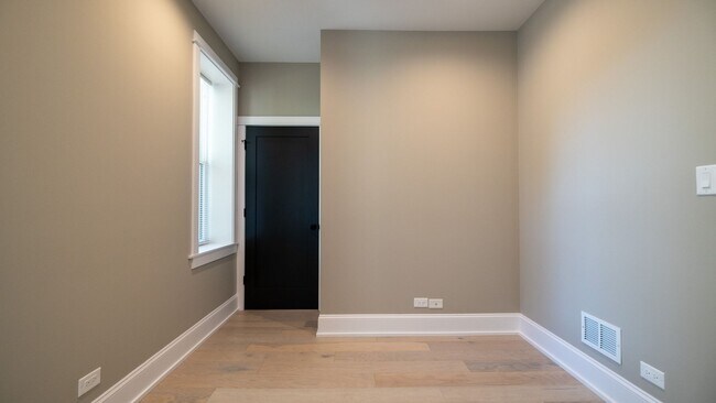 Building Photo - Newly Rehabbed 3-bedroom, 2-bath Gem with In-Unit Washer/Dryer! Discover Uptown Living.