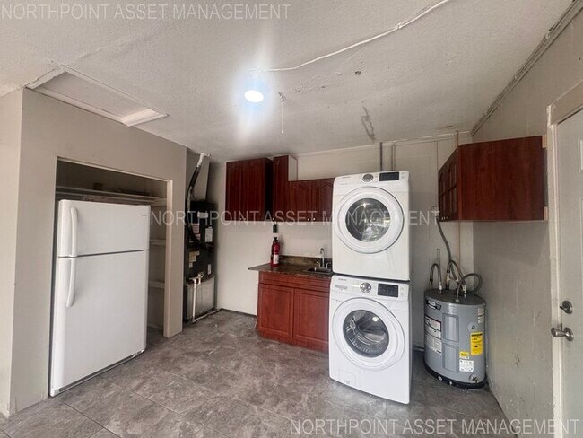 Building Photo - PRICE REDUCED FOR QUICK MOVE IN!! 2-2 Home plus 1 bed-1 bath Mother in Law Suite!