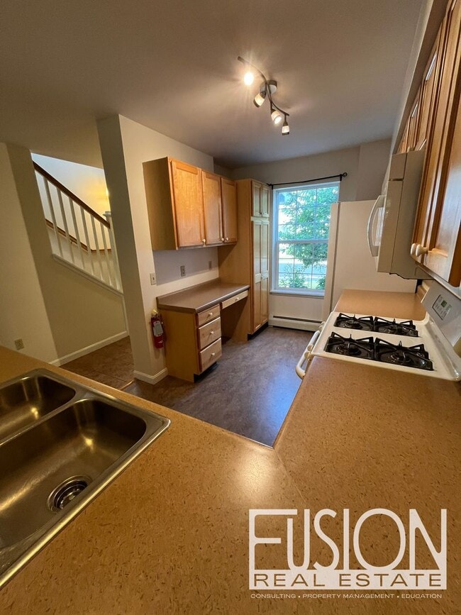 Building Photo - Impeccably Maintained 3bd, 2 bth Stonington Circle Condo!