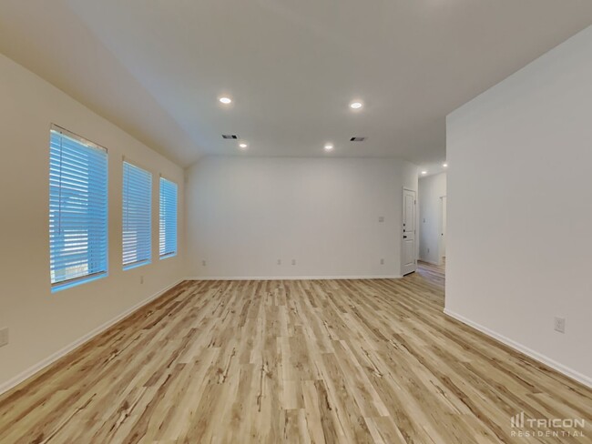 Building Photo - 10511 Pineland Dr