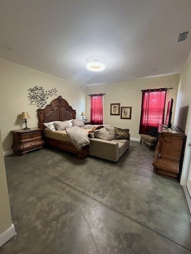 Building Photo - Gorgeous Fully Furnished 4BR/3BA Home – Id...
