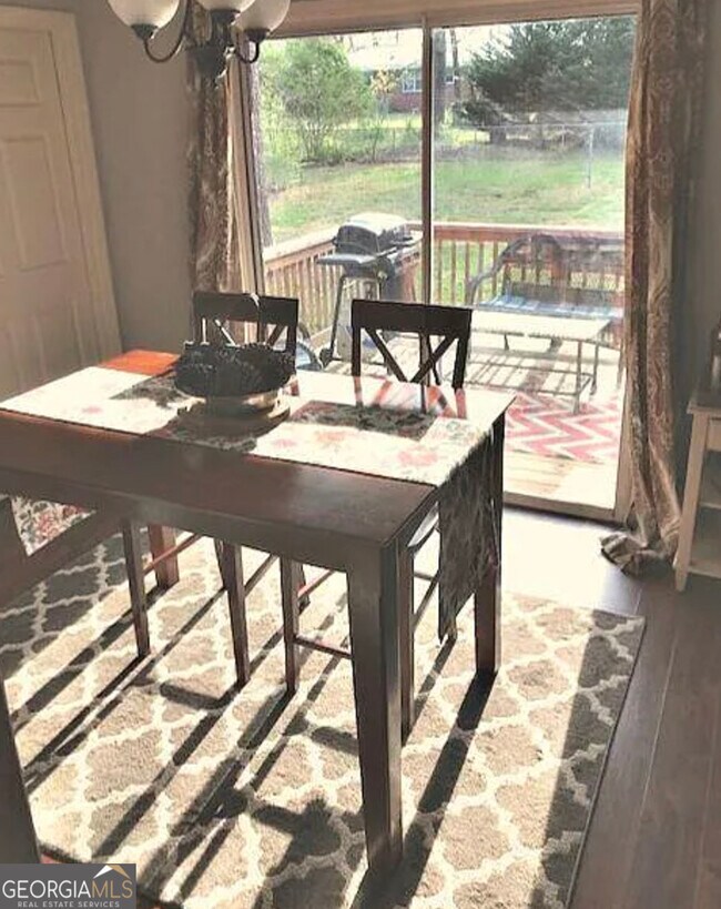 Building Photo - 1080 Maple Cir