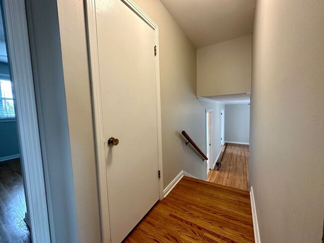 Building Photo - Remodeled beauty in Charolette Park