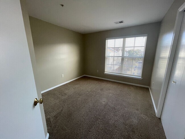 Building Photo - Beautiful 3 Bed 2.5 Bath Interior Townhome In Ashburn Village