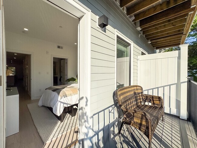 Building Photo - 231 Maverick St