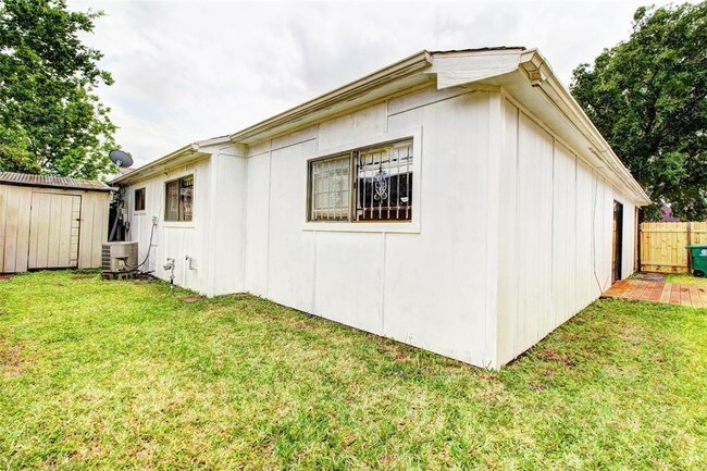 Building Photo - 6615 Briar Terrace Dr