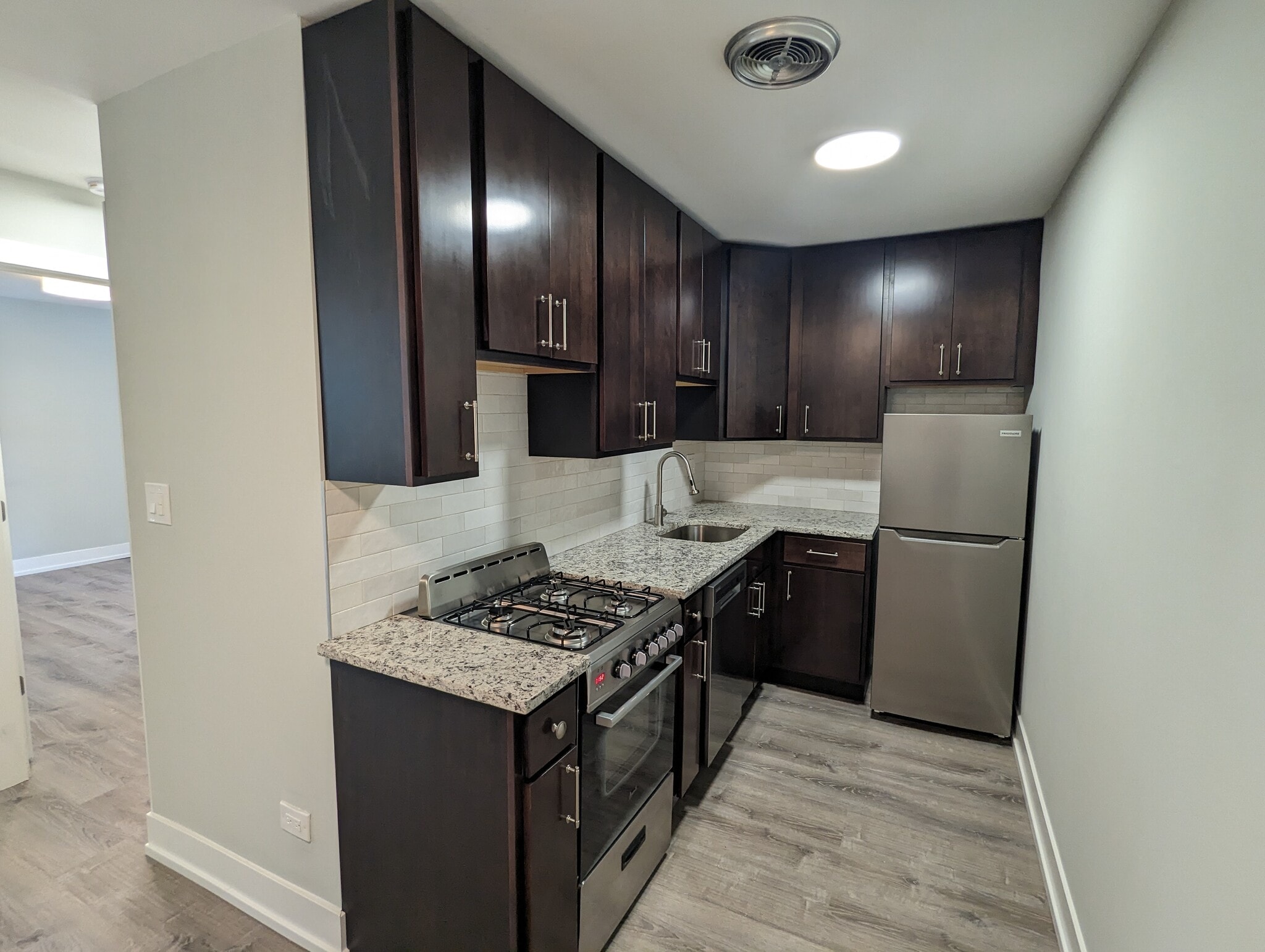 Building Photo - 456 W Barry Ave