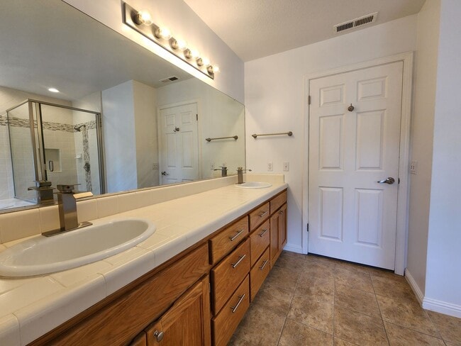 Building Photo - Spacious 4 Bed / 3 Bath Windsor Home
