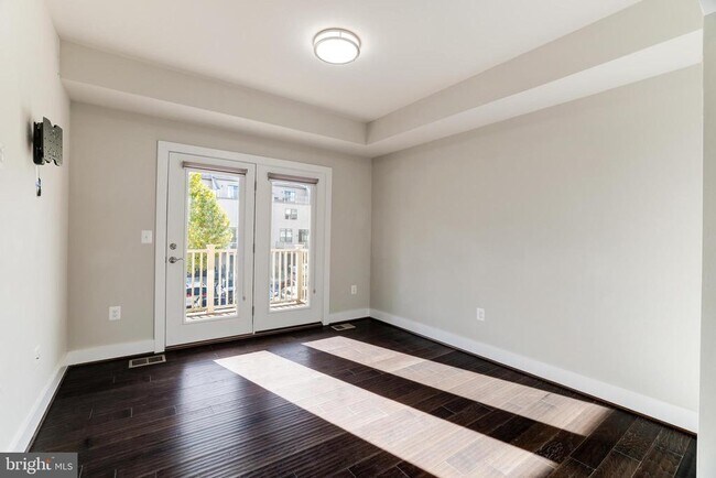 Building Photo - 44752 Tiverton Sq