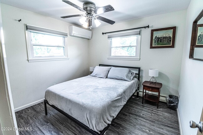 Building Photo - 297 W Circular St