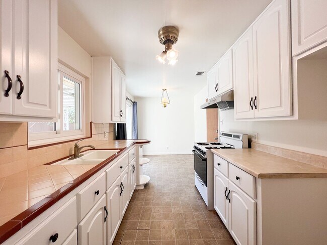 Building Photo - Tahoe Park Gem in Great Location!