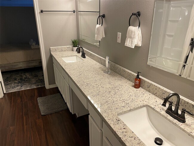 Building Photo - 2118 The Strand