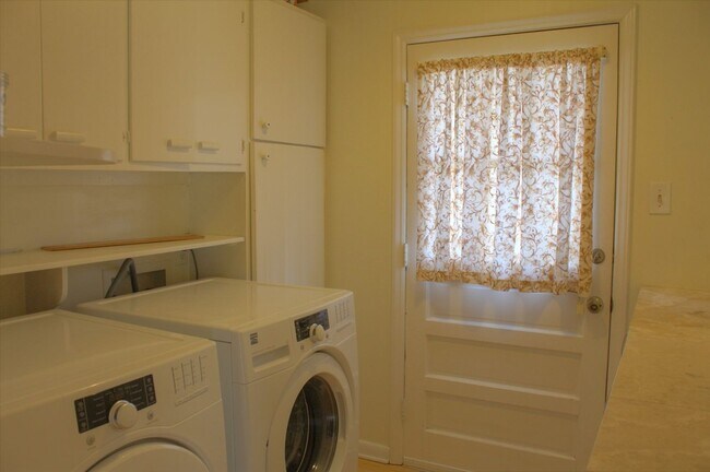 Building Photo - Well maintained ranch home available June ...