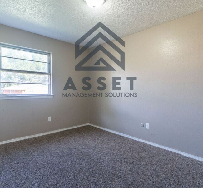 Building Photo - Cute 5 Bedroom House!