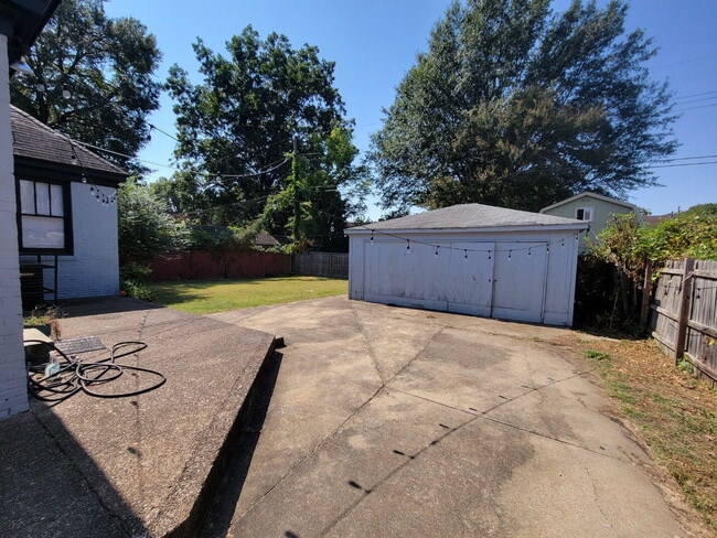 Building Photo - Charming 3-Bedroom Retreat with Hardwood Elegance