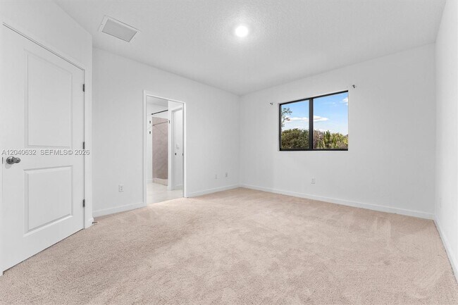 Building Photo - 4825 Dillon St