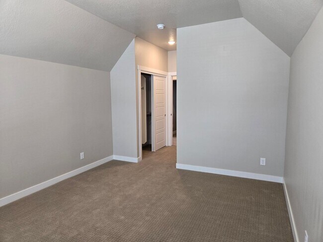 Building Photo - 2422 N Penstemon Wy