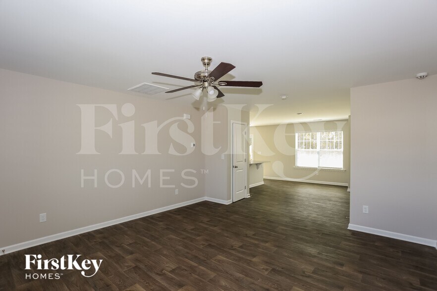 Building Photo - 413 Bennington Dr