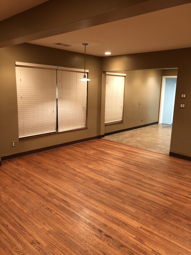 Building Photo - Updated Florence Park South Bungalow! 2 Be...