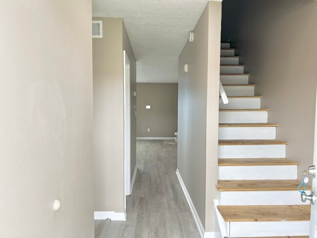 Building Photo - 1420 Kingswood Way