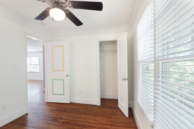 Building Photo - Updated 3/2 Bungalow w/ Large Backyard & M...