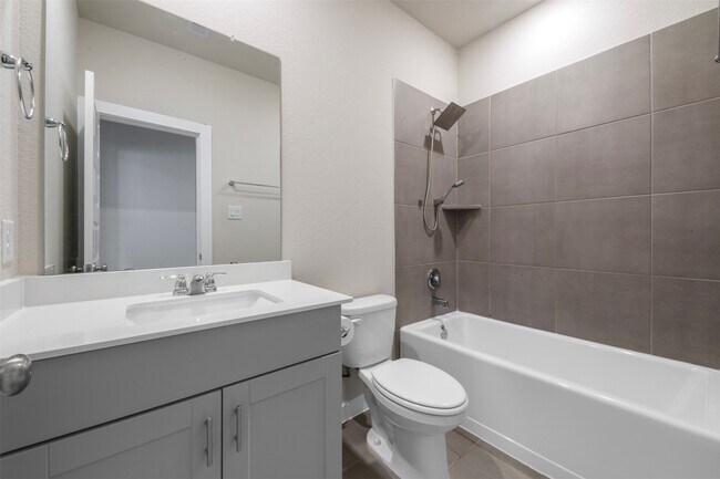 Building Photo - 38746 Yellowstone Dr